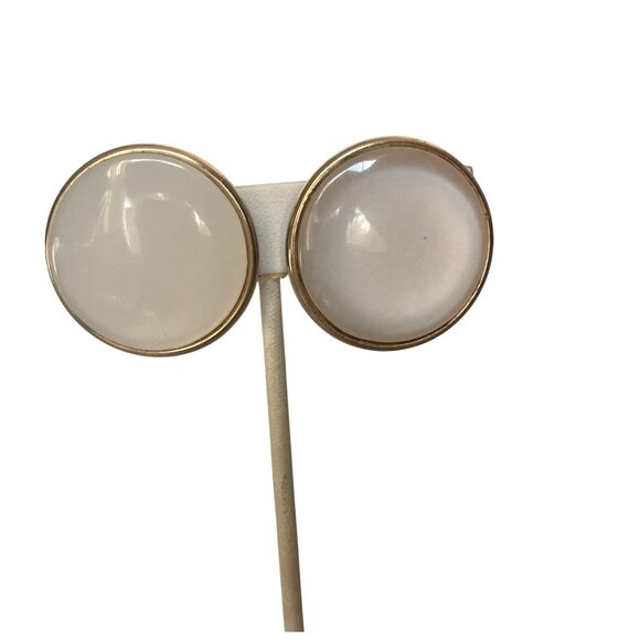 Vintage Coro Pearlized Dome Disc Clip On Earrings Gold Tone Setting Mod MCM - Picture 2 of 8
